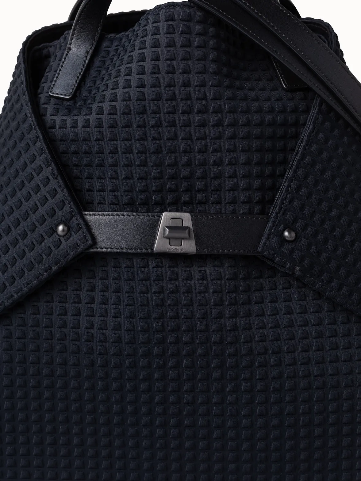 Medium Ai Schultertasche aus Techno Trapezoid Stoff
